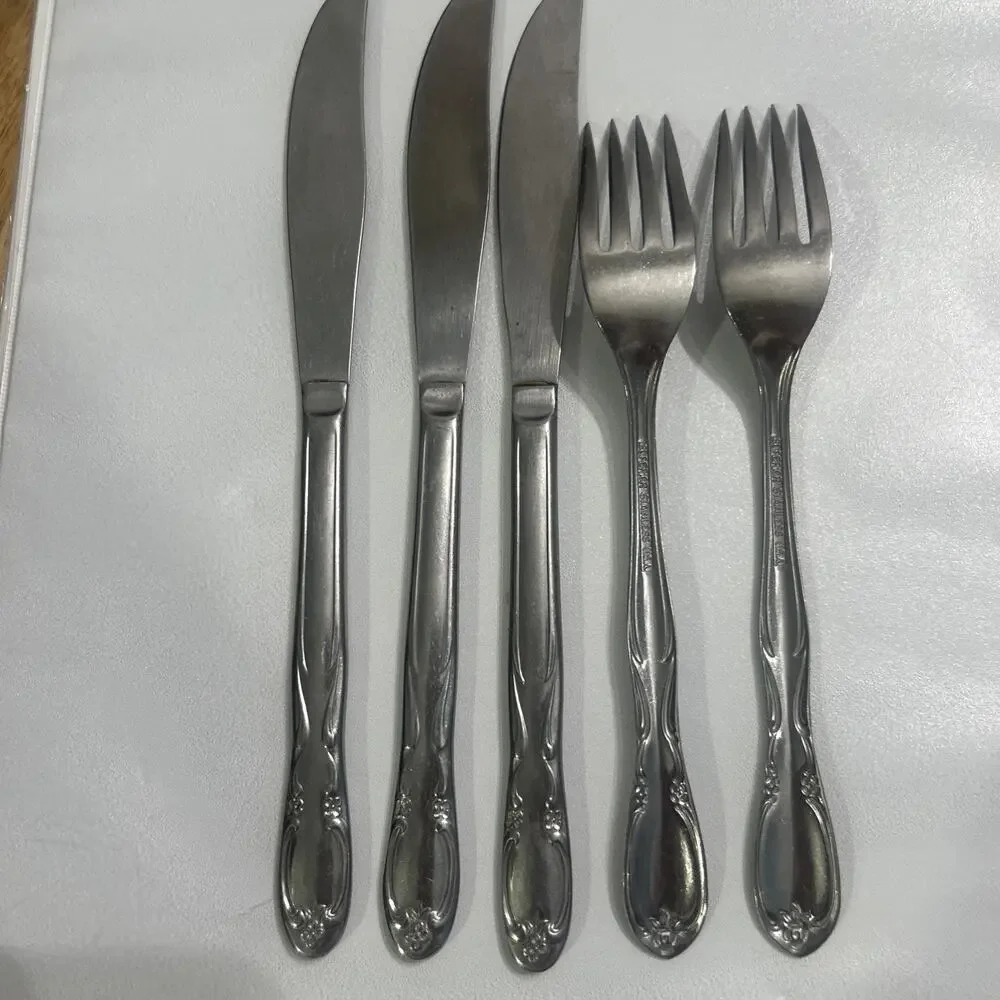 Vtg Superior International Chapel Hill Set of 5 - Dinner Knives & 2 Dinner Forks